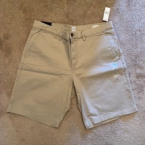 Men’s size 34 khaki GAP shorts